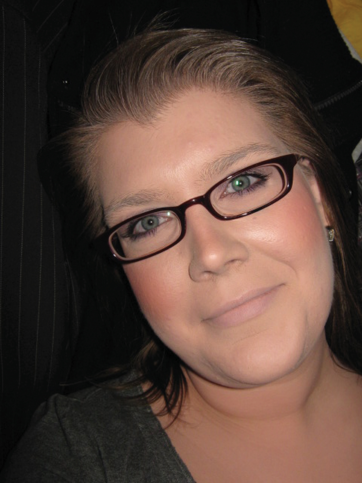 Frau Arens ist sichtbar zufrieden mit ihrer neuen Brille von Mister Spex. Sieht doch auch super aus!
