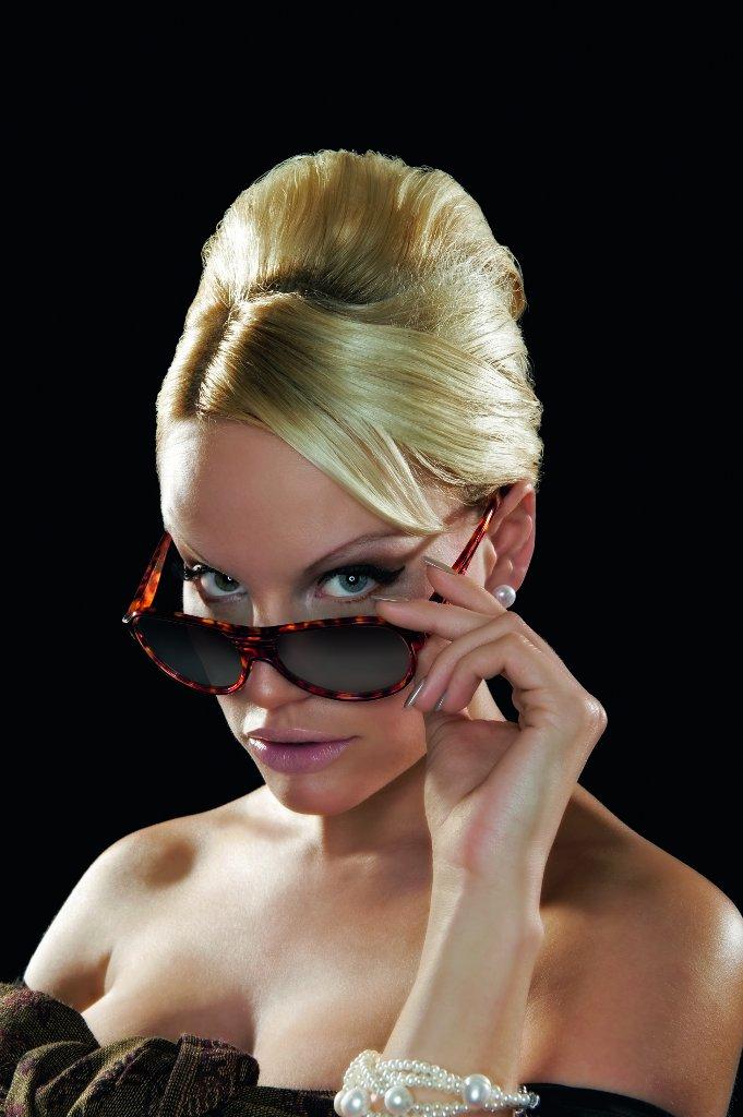 Gina-Lisa mit ihrer eigenen Brille (c) ginalisa-eyewear.com